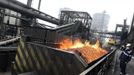 Heated coke is transported to be quenched by water at the SSI steel plant at Redcar, northern England May 29, 2012. SSI Steel from Thailand took over the plant on February 24, 2011 after it had been closed by Tata steel. The blast furnace was relit on April 15 this year and the plant now employs 1800 workers and has produced and exported 136,000 tonnes of steel. REUTERS/Nigel Roddis (BRITAIN - Tags: BUSINESS ENERGY EMPLOYMENT) Published: Kvě. 29, 2012, 3:25 odp.