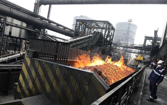 Heated coke is transported to be quenched by water at the SSI steel plant at Redcar, northern England May 29, 2012. SSI Steel from Thailand took over the plant on February 24, 2011 after it had been closed by Tata steel. The blast furnace was relit on April 15 this year and the plant now employs 1800 workers and has produced and exported 136,000 tonnes of steel. REUTERS/Nigel Roddis (BRITAIN - Tags: BUSINESS ENERGY EMPLOYMENT) Published: Kvě. 29, 2012, 3:25 odp.