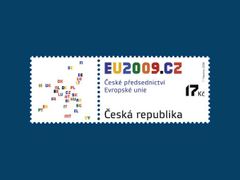 Tak vypadá oficiální poštovní známka českého předsednictví EU. Proč za 17 Kč? Tolik stojí poslání jednoho dpoisu po Evropě.