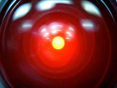 Palubní počítač HAL-9000, jak jej ve filmu 2001: Vesmírná odysea podle knihy Arthura C. Clarka znázornil režisér Stanley Kubrick.