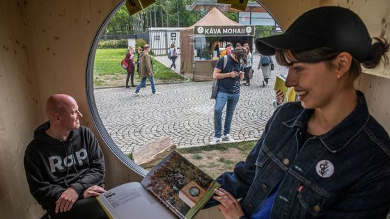 Obrazem: Na Svět knihy míří desítky tisíc lidí. Fulghum odřekl kvůli operaci srdce