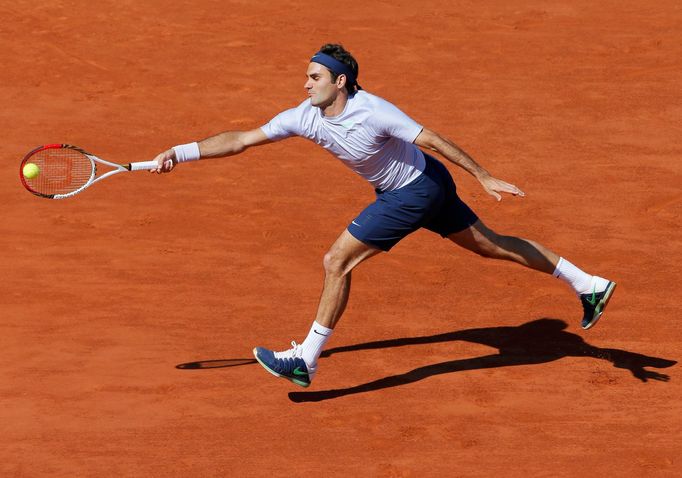 Roger Federer v zápase s Jo-Wilfriedem Tsongou na French Open 2013