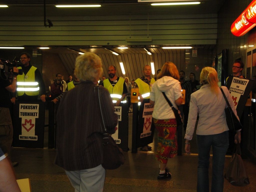 Pirátská akce proti turniketům v metru