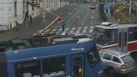 Tramvaje v Brně rozmáčkly auto. Strážníci teď v zájmu prevence zveřejnili video