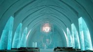 NEJCHLADNĚJŠÍ: Ice hotel - Švédsko Ice hotel, jak již název napovídá, je celý vybudován z ledu. Je vybudován na polárním kruhu v malé švédské vesničce Jukkäsjarvi. Tento hotel s průměrnou vnitřní teplotou cca minus 6 stupňů Celsia je nejstudenějším hotelem světa. V tuto chvíli strávilo v tomto raritním hotelu noc již více 15 tis. návštěvníků. Hotel je každou zimu rekonstruován a k jeho rekonstrukci je zapotřebí 30 000 tun sněhu a 4 000 tun ledu.