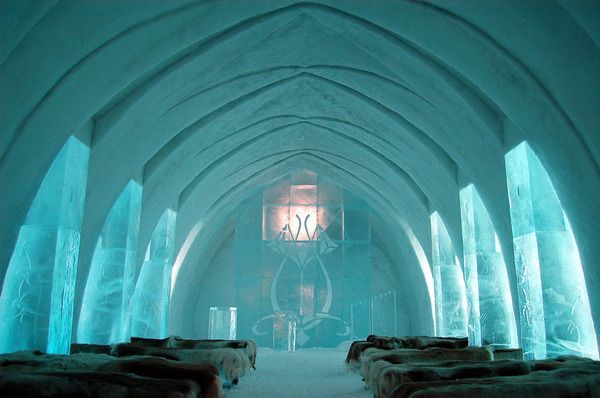 NEJCHLADNĚJŠÍ: Ice hotel - Švédsko Ice hotel, jak již název napovídá, je celý vybudován z ledu. Je vybudován na polárním kruhu v malé švédské vesničce Jukkäsjarvi. Tento hotel s průměrnou vnitřní teplotou cca minus 6 stupňů Celsia je nejstudenějším hotelem světa. V tuto chvíli strávilo v tomto raritním hotelu noc již více 15 tis. návštěvníků. Hotel je každou zimu rekonstruován a k jeho rekonstrukci je zapotřebí 30 000 tun sněhu a 4 000 tun ledu.
