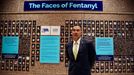 Ray Donovan, šéf operačního oddělení Úřadu pro potírání drog, stojí před stěnou "Tváře fentanylu" s fotografiemi Američanů, kteří zemřeli na předávkování fentanylem.