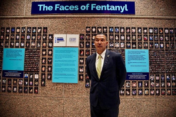 Ray Donovan, šéf operačního oddělení Úřadu pro potírání drog, stojí před stěnou "Tváře fentanylu" s fotografiemi Američanů, kteří zemřeli na předávkování fentanylem.