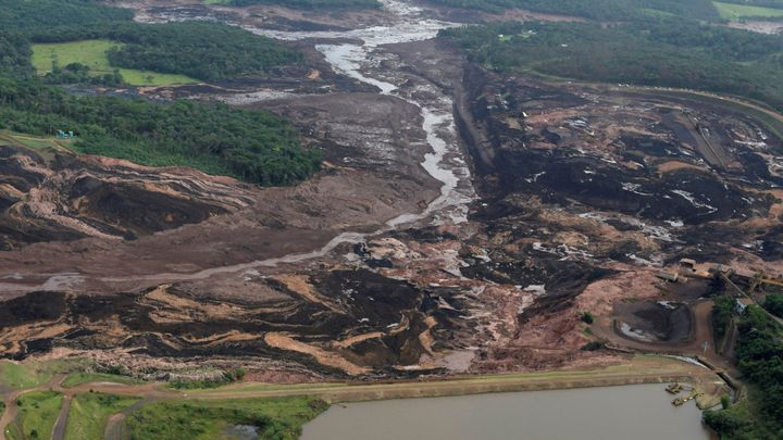 Při protržení nádrže v Brazílii zemřelo nejméně 40 lidí, pátrání bude pokračovat ráno
