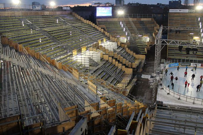 Čtyři dny před prvním zápasem brněnské Komety pod širým nebem je areál téměř připravený. V neděli očekává nápor tisíců fanoušků.