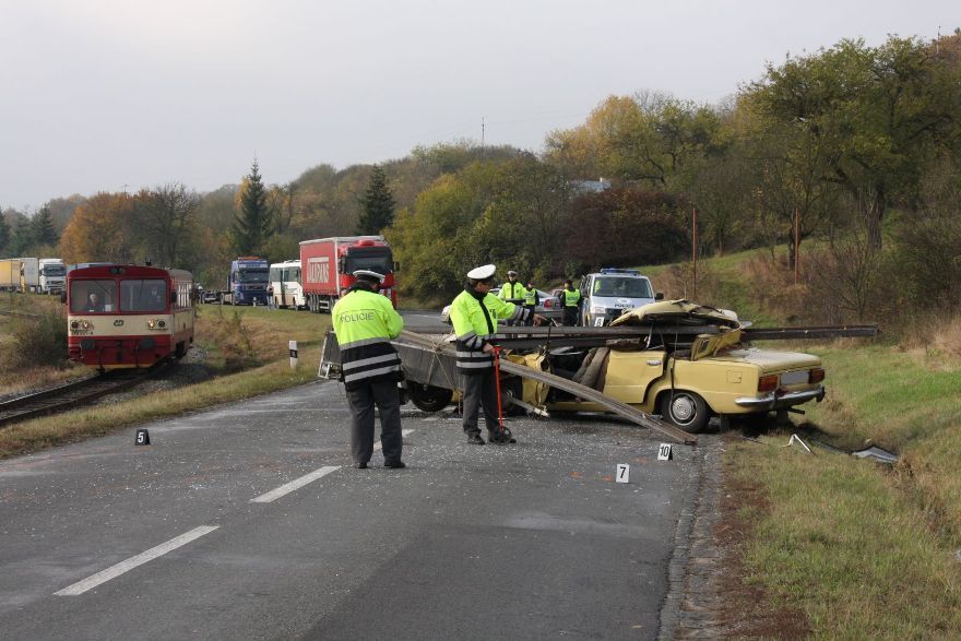 Nezajištěné traverzy probodly auto