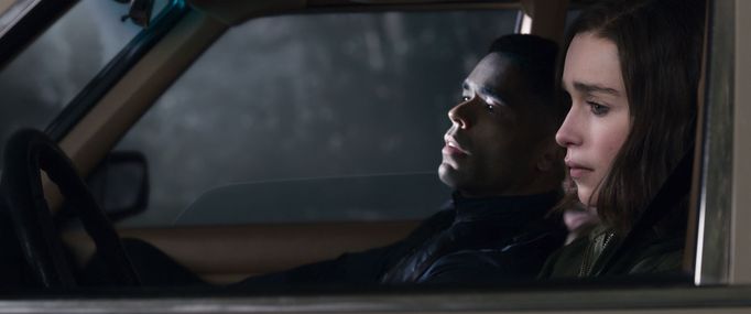 Kingsley Ben-Adir jako Gravik a Emilia Clarke v roli G'iah.