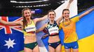 Stříbrná Nicola McDermottová, zlatá Marija Lasickeneová a bronzová Jaroslava Mahučichová po závodě výškařek na olympiádě v Tokiu.