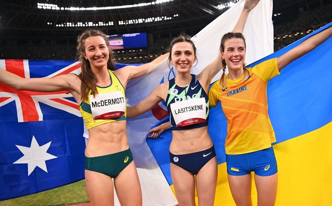 Stříbrná Nicola McDermottová, zlatá Marija Lasickeneová a bronzová Jaroslava Mahučichová po závodě výškařek na olympiádě v Tokiu.