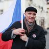 Miloš Zeman oznámil kandidaturu na prezidenta - jeho TK, aktivisté před Hradem