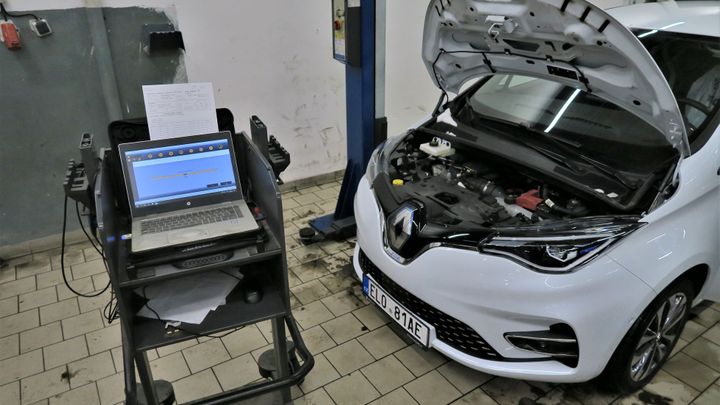 Život s elektromobilem. Do servisu spíš pro jistotu a zatím levněji než u benzinu