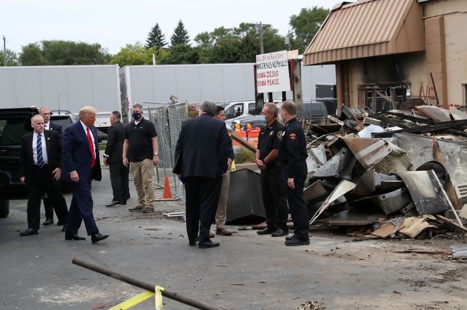 Americký prezident Donald Trump navštívil město Kenosha, kde probíhaly protesty proti policejnímu násilí.