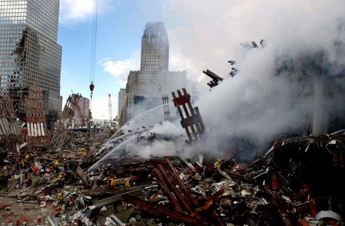 Tři dny po teroristických útocích - v centru New Yorku stále hoří trosky zřícených budov.