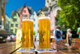 Obyvatelé Kolína nad Rýnem nejraději pijí Kölsch, speciální pivo v malé sklenici. Místní restaurace podávají svůj Kölsch spolu s "halven Hahn" - žitnou houskou se středně vyzrálou goudou.
