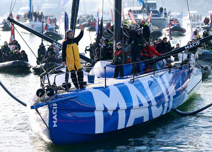 Francouz Charlie Dalin slaví vítězství v jachtařském závode kolem světa Vendée Globe