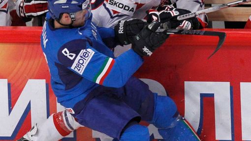 Krejčík bojuje s Insamem v utkání Česko - Itálie
