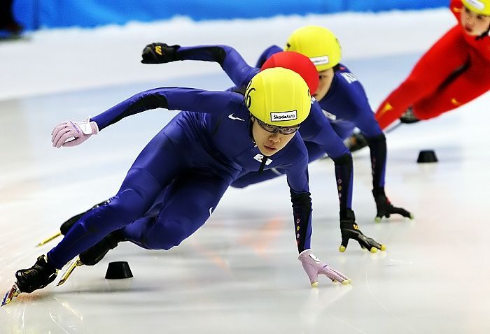 V zátáčce na ostří nože