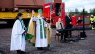 Provozovatel dolu, státní firma LKAB, kvůli přesunu rozšířila silnici. Červeně natřený kostel patří mezi největší dřevěné stavby ve Švédsku a opakovaně bývá označován za nejkrásnější kostel v zemi. Přesunut byl do nového centra Kiruny vzdáleného asi pět kilometrů od původního místa, kde kostel stál více než sto let.