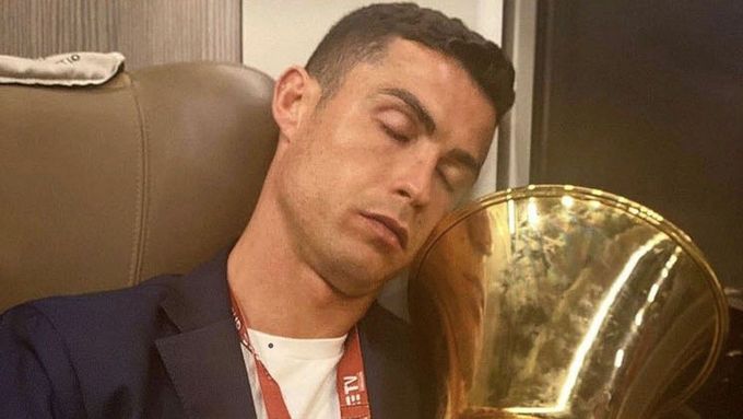 Fotbalová superstar Cristiano Ronaldo ví, jak je spánek důležitý. A jak sladce se pak spí s trofejemi.