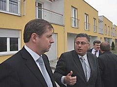 V Mladé Boleslavi sídlí krajský lídr ODS - Raduan Nwelati (vpravo).