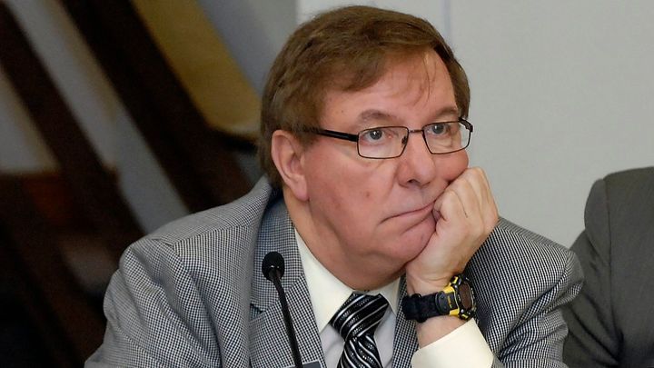 Americký zákonodárce cestoval do Česka za sexem s nezletilými. Platil si mladé maséry