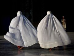 Afghánské ženy v bůrkách procházely 8. května kolem svatyně Imama Aliho, zetě proroka Mohameda v Mazáre Šarífu, asi 420 km severně od Kábulu.