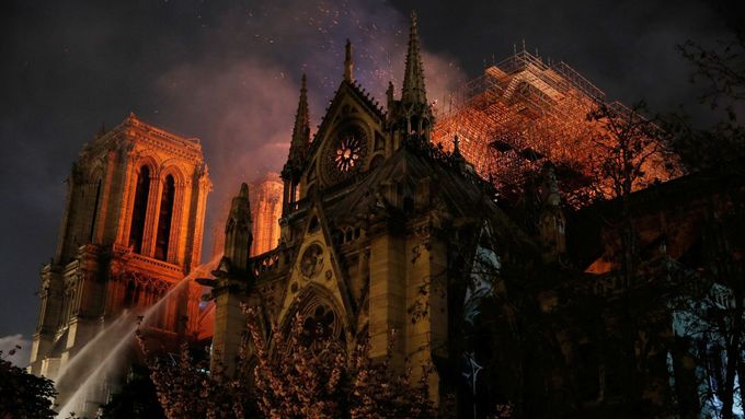 Doporučení: Než sdílíte, nadechněte se a počítejte do pěti. (Na snímku požár katedrály Notre-Dame.)