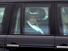 Královna Alžběta II. za oknem terénního Land Roveru.