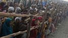 Hindu devotees gather to attend the first 'Shahi Snan' (grand bath) at the ongoing "Kumbh Mela", or Pitcher Festival, in the northern Indian city of Allahabad January 14, 2013. During the festival, Hindus take part in a religious gathering on the banks of the river Ganges. "Kumbh Mela" will again return to Allahabad in 12 years. REUTERS/Ahmad Masood (INDIA - Tags: RELIGION SOCIETY) Published: Led. 14, 2013, 7:36 dop.