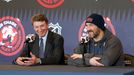 Wayne Gretzky a Alexandr Ovečkin poté, co útočník Washingtonu vyrovnal Gretzkého rekord s 894 góly v NHL