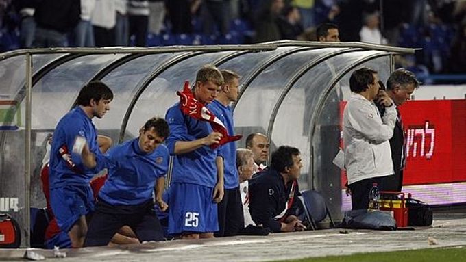 Takto ruská lavička smutnila po sobotním zápase v Izraeli. Pomůže slib čtyř mercedesů pro Chorvaty k tomu, aby Rusko mohlo ve středu radovat?