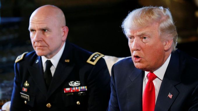 Donald Trump se svým novým poradcem pro národní bezpečnost generálem McMasterem v Mar-a-Lago na Floridě.