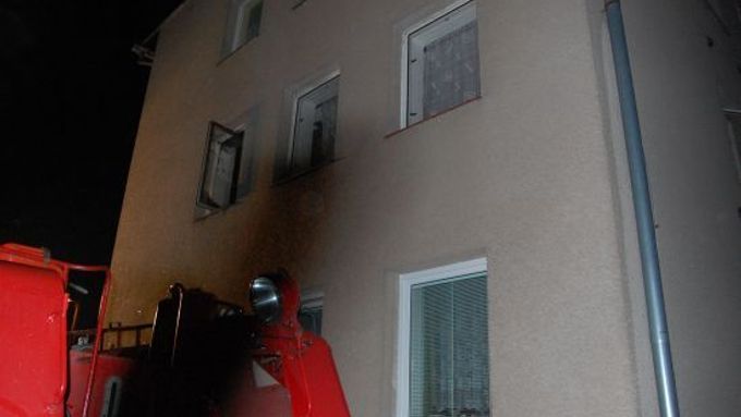 Při požáru bytovky uhořela důchodkyně