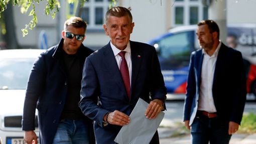 Jako jeden z prvních politiků dorazil k volbám předseda hnutí ANO Andrej Babiš. Bývalý premiér vhodil lístek do volební urny v Ostravě, kde v letošních volbách kandiduje.