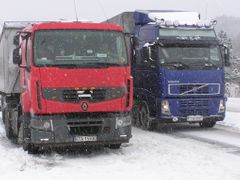 Jak přijížděly kamiony od České Skalice, nemohli se ti, kteří čekali u přechodu v Náchodě, zařadit do jízdního pruhu.