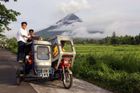 Filipínská sopka Mayon chrlí kouř i lávu
