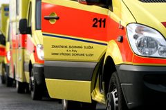 V Plzni havaroval trolejbus. Tři lidé jsou zranění