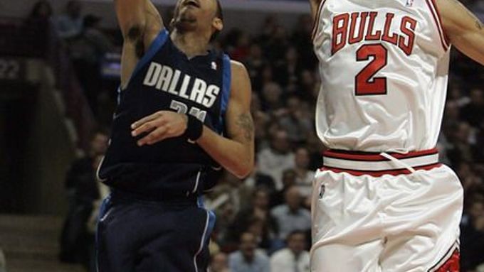 Thabo Sefolosha z Chocaga (vpravo) blokuje střelu dallaského Devina Harrise.