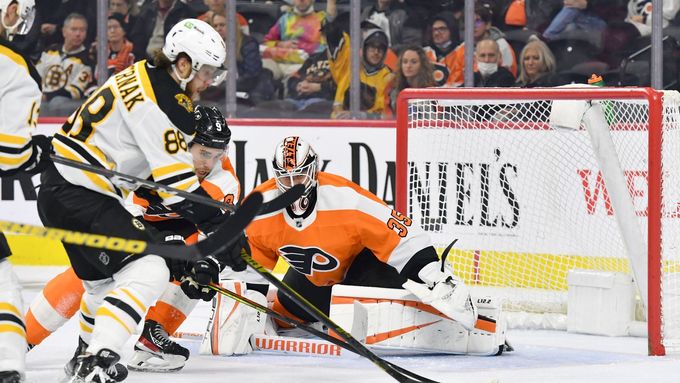 David Pastrňák překonává brankáře Martina Jonese v zápase NHL mezi Philadelphií a Bostonem.