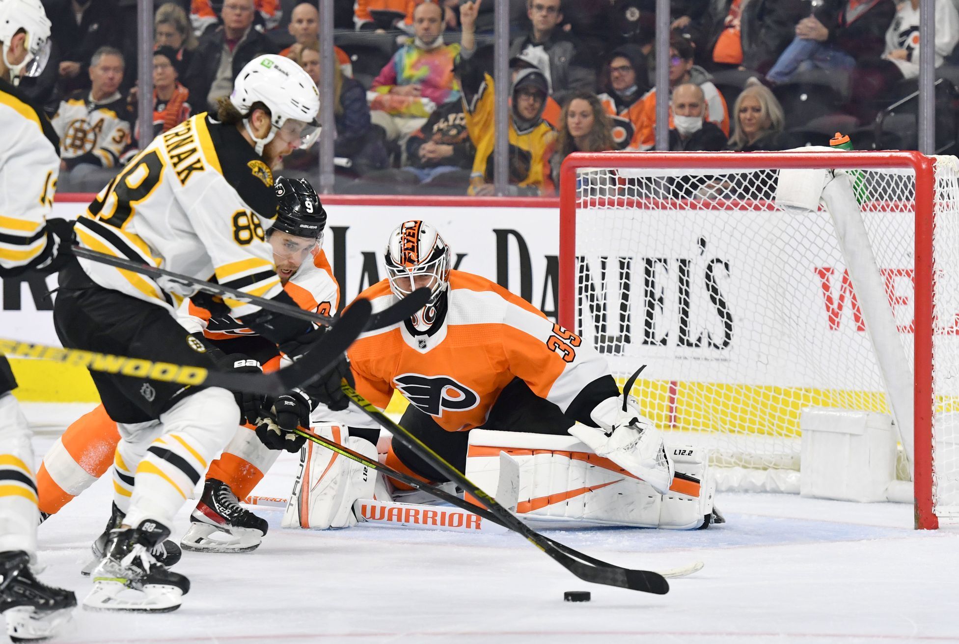 NHL 2021/22, Philadelphia - Boston: David Pastrňák překonává brankáře Martina Jonese