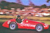 Dnes už legendární červená barva Ferrari byla až do počátku šedesátých let národní barvou všech italských stájí. Podobně jako modrá patřila týmům z Francie, zelená Britům a bílá či stříbrná Němcům. Většina stájí se časem svých tradic vzdala, ale Ferrari si rudou ponechala dodnes.
