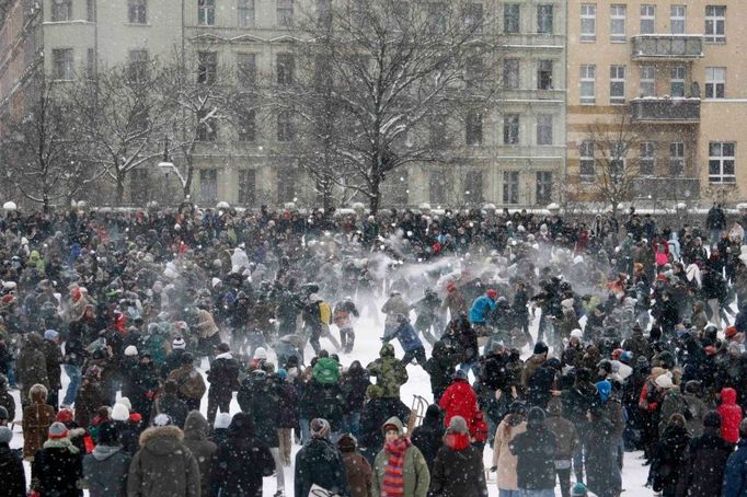 Sněhová bitva aneb koulování mezi lidmi z berlínské čtvrti Kreuzberg a Neukoeln.