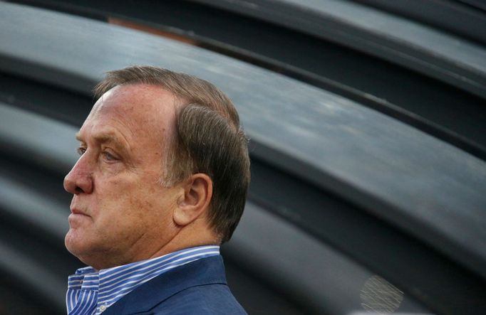 Belgičan Dick Advocaat sleduje své ruské svěřence v utkání s Itálií během přípravy na Euro 2012.