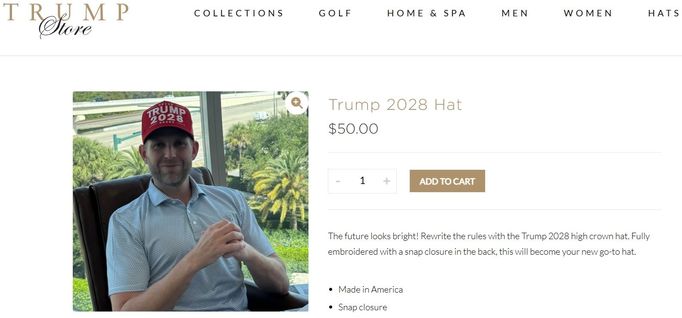 Kšiltovka s nápisem Trump 2028, jenž odkazuje na zájem současného šéfa Bílého domu usilovat o třetí funkční období, je k mání v eshopu trumpstore.com za 50 dolarů.