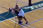 Video: Brutální "trest" za trojku. Basketbalista srazil soupeře ranou loktem do hlavy